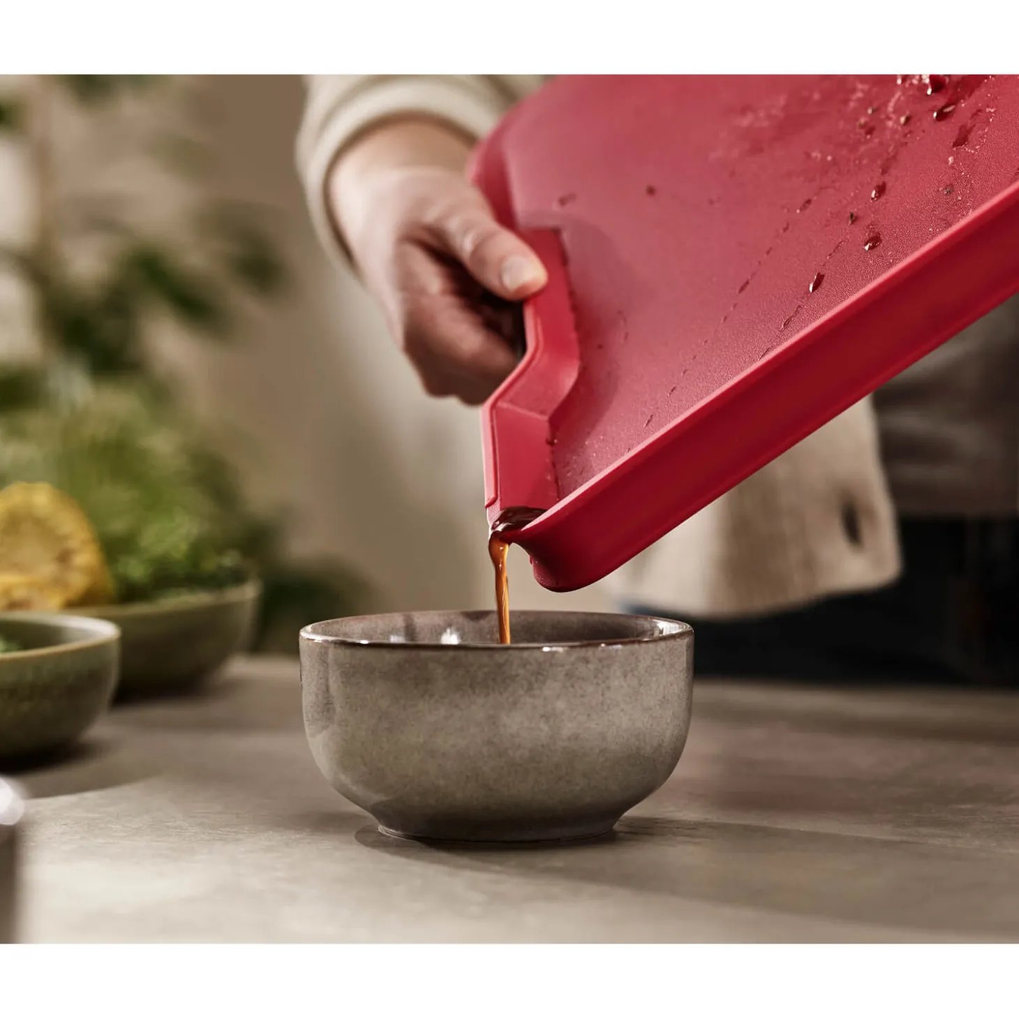 Joseph Joseph Cut&Carve Plus Multi-function Extra Large Chopping Board - Red