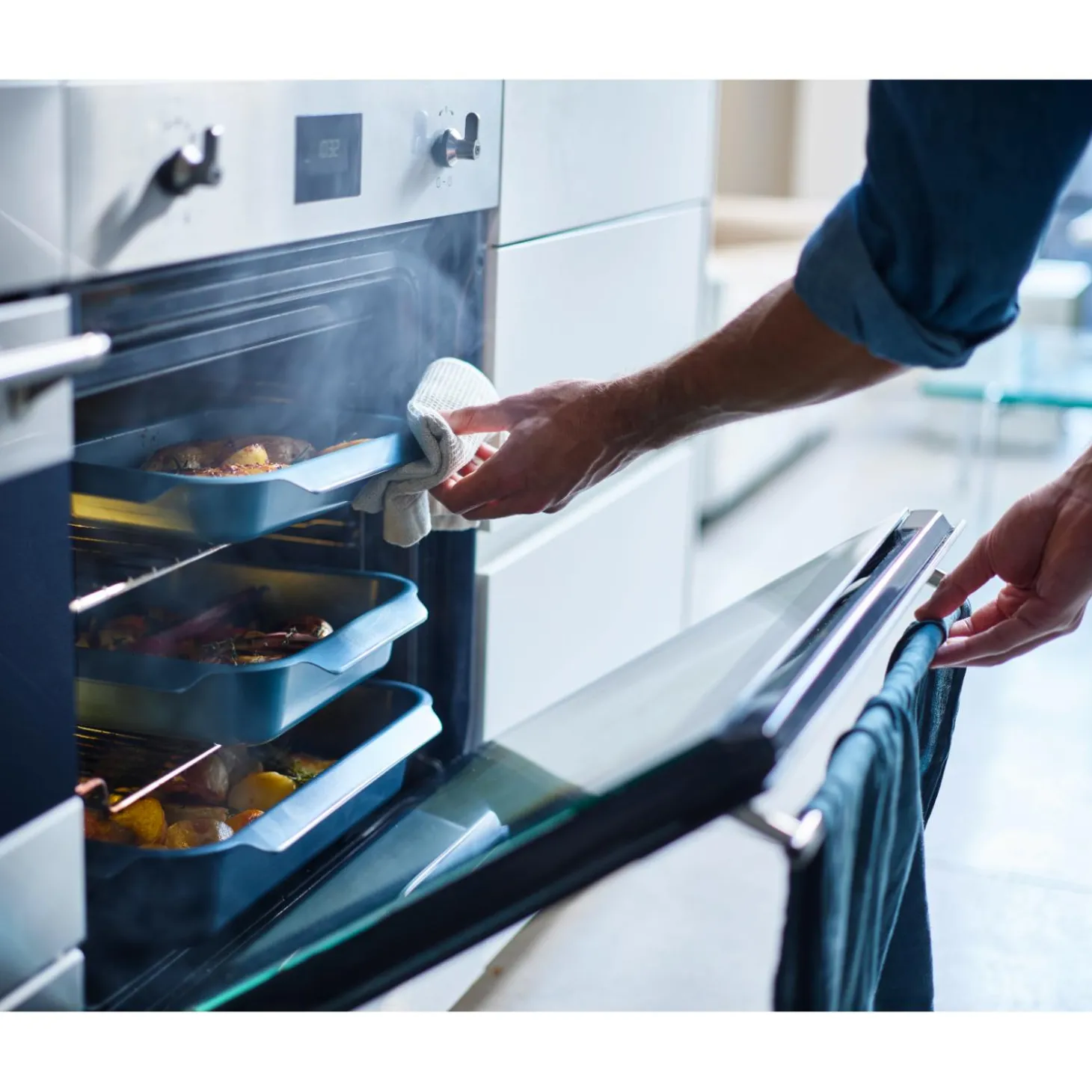 Joseph Joseph  Nest™ Oven Non-Stick Large Roasting Tray - Blue