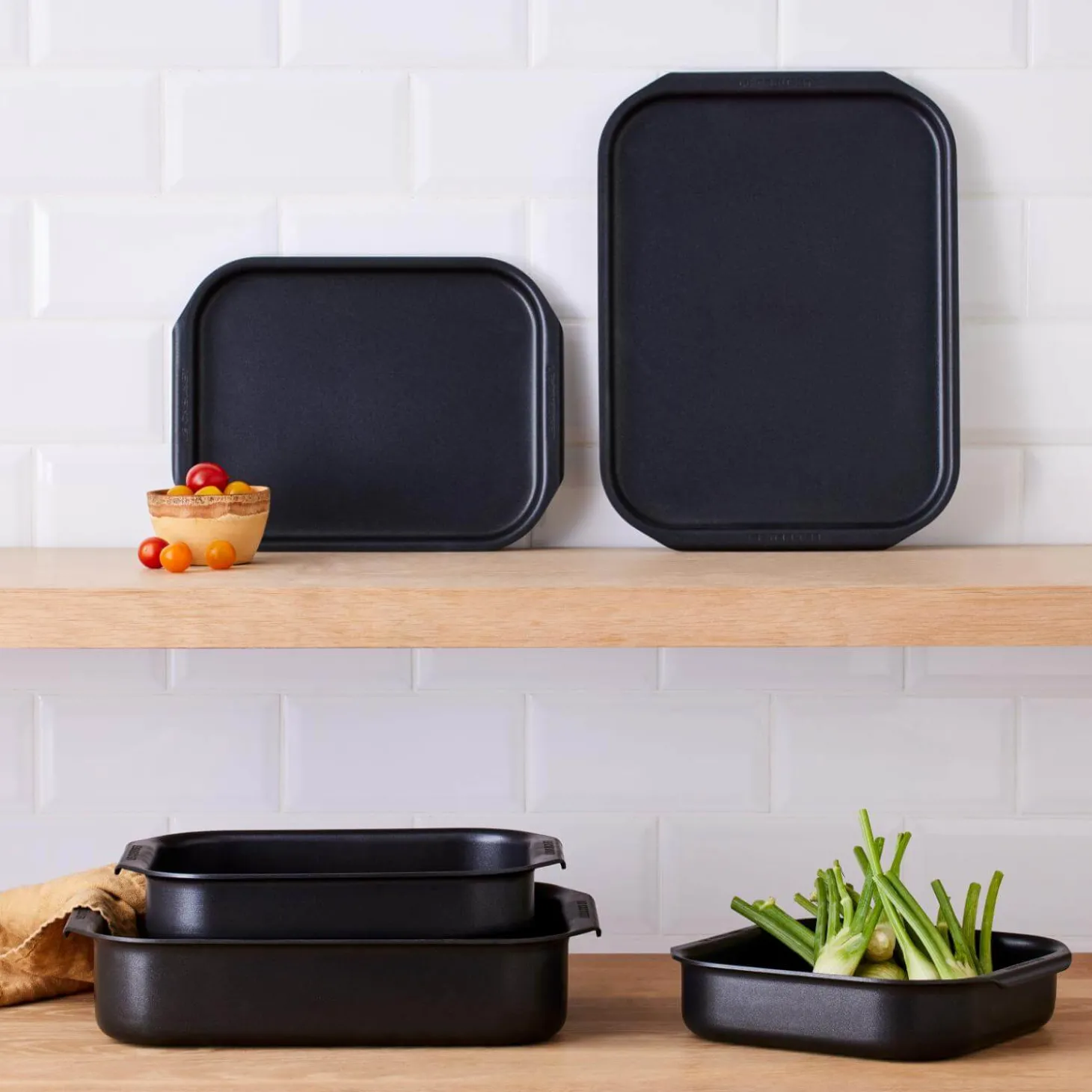 Le Creuset Non-Stick Ovenware 27cm x 23cm Roasting Tin