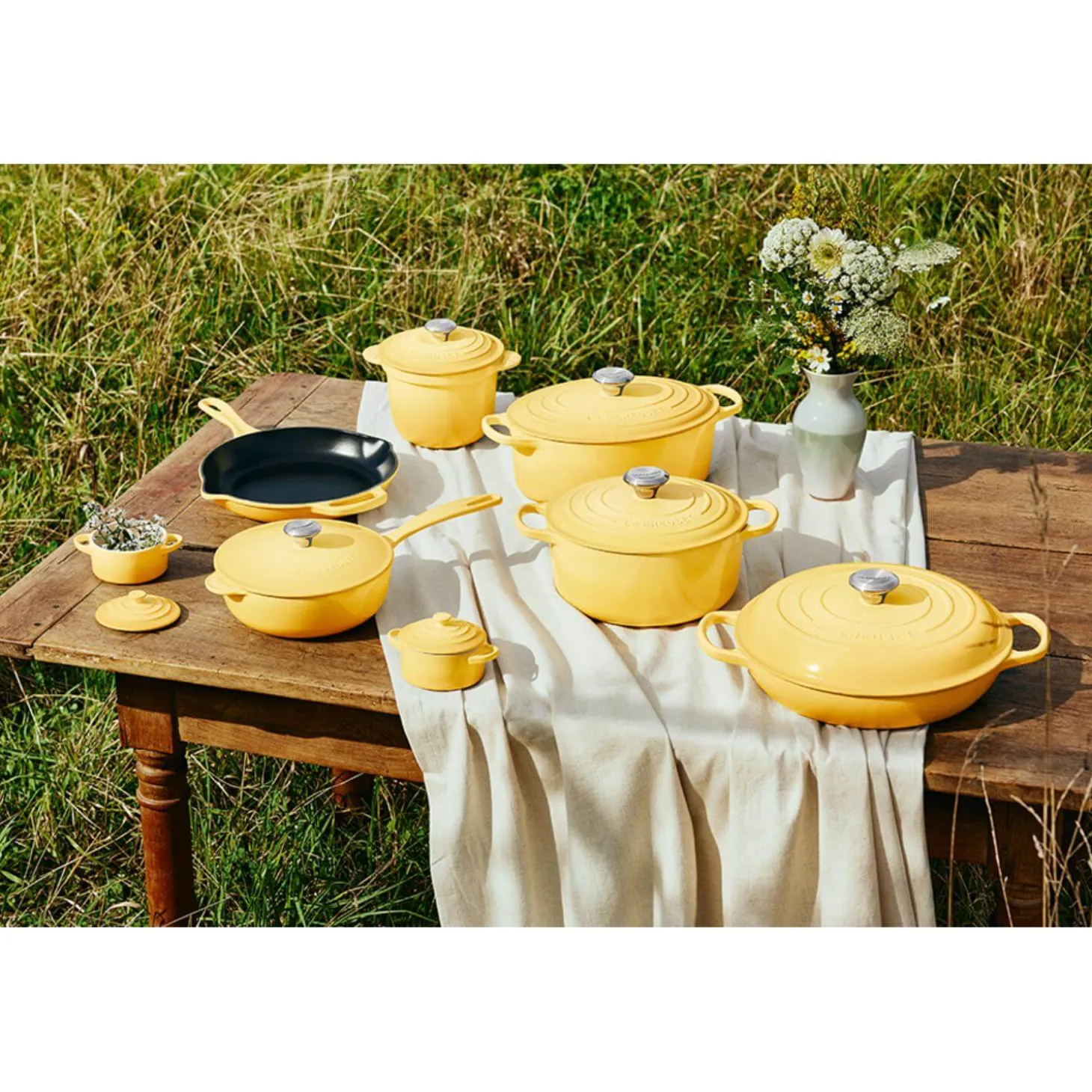 Le Creuset Signature Cast Iron 28cm Round Casserole - Camomille