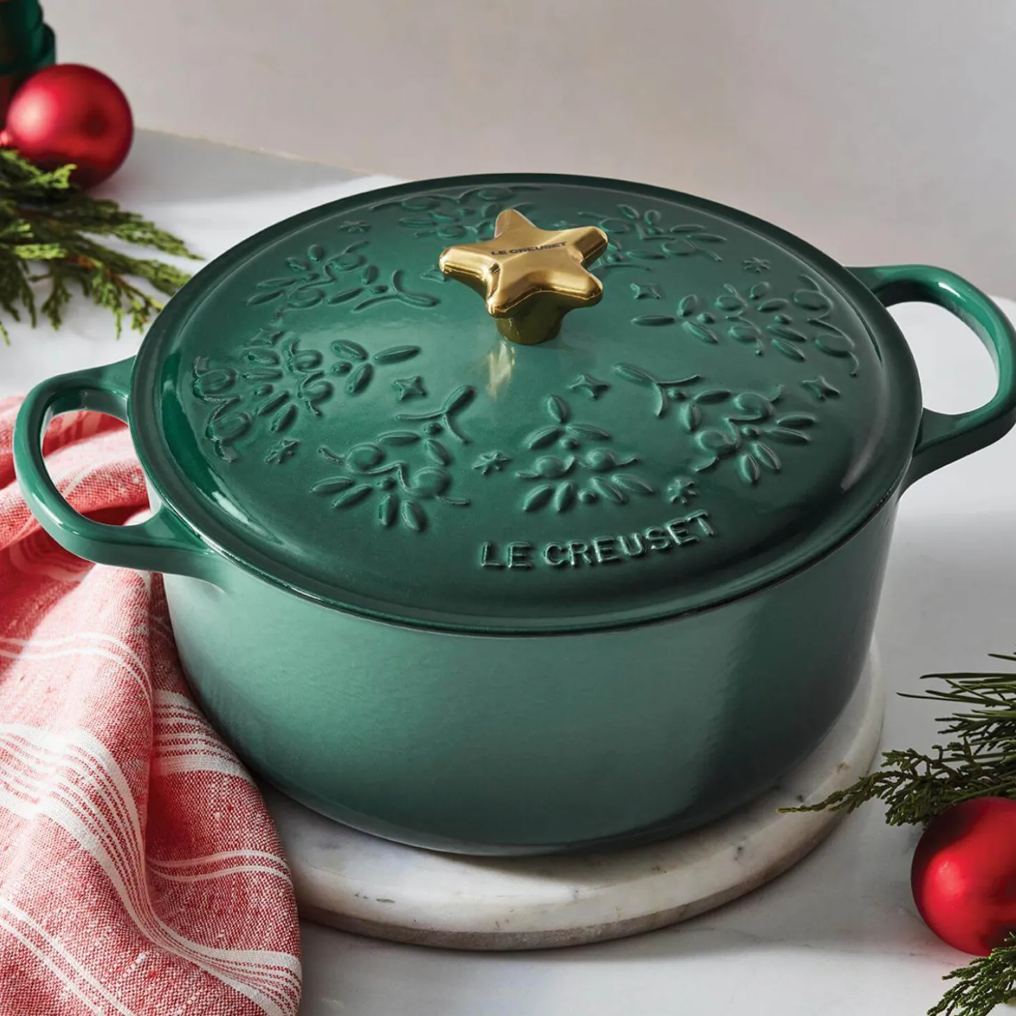 Le Creuset Signature  Cast Iron 24cm Christmas Noel Casserole - Artichaut