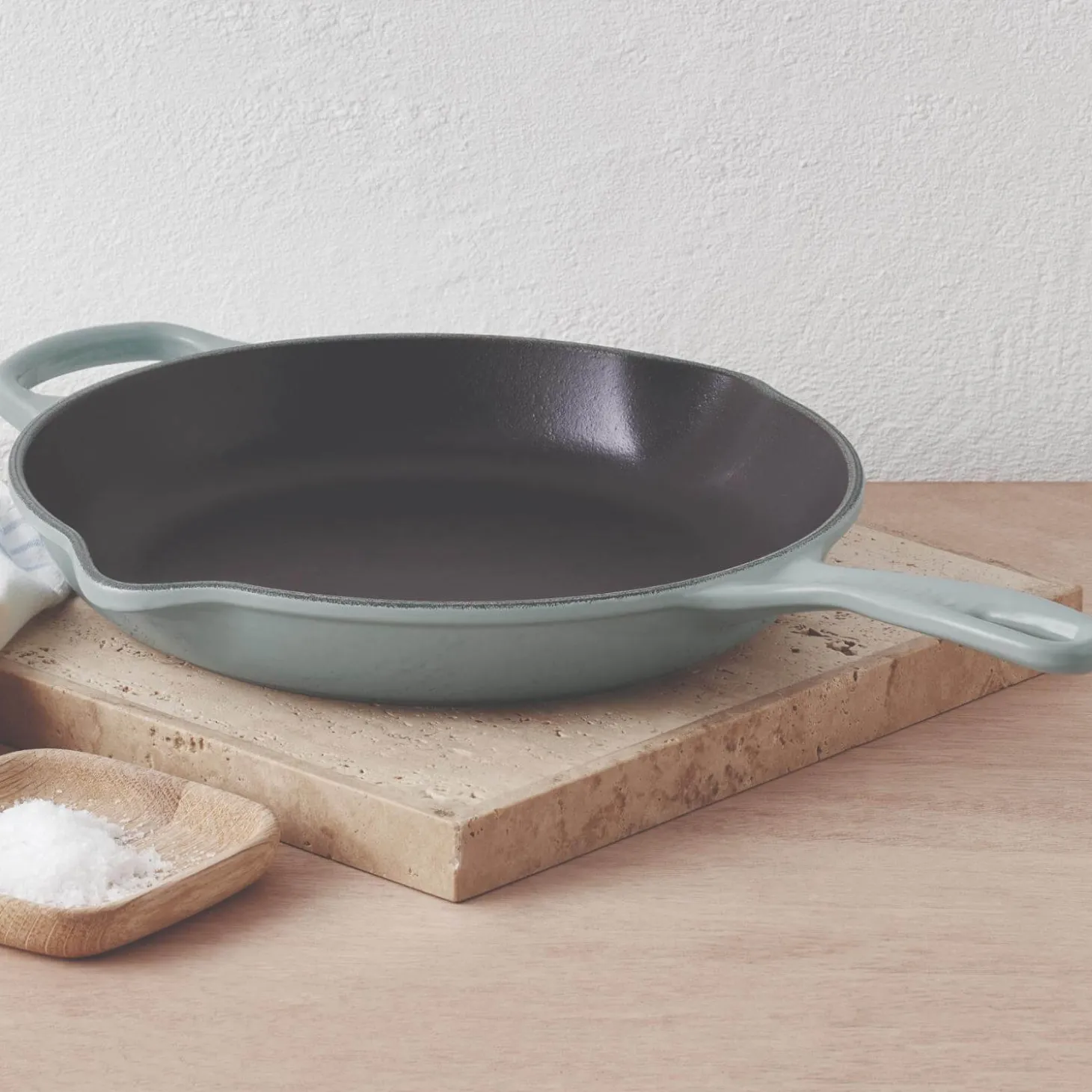 Le Creuset Signature Cast Iron 23cm Round Skillet - Sea Salt