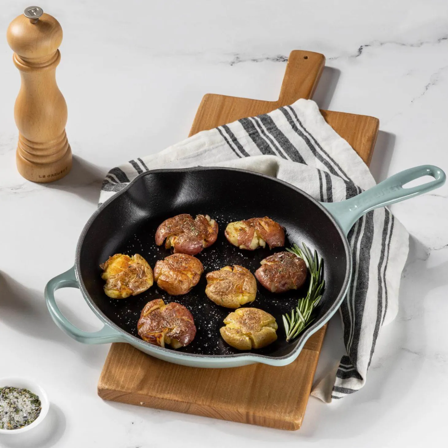 Le Creuset Signature Cast Iron 23cm Round Skillet - Sea Salt