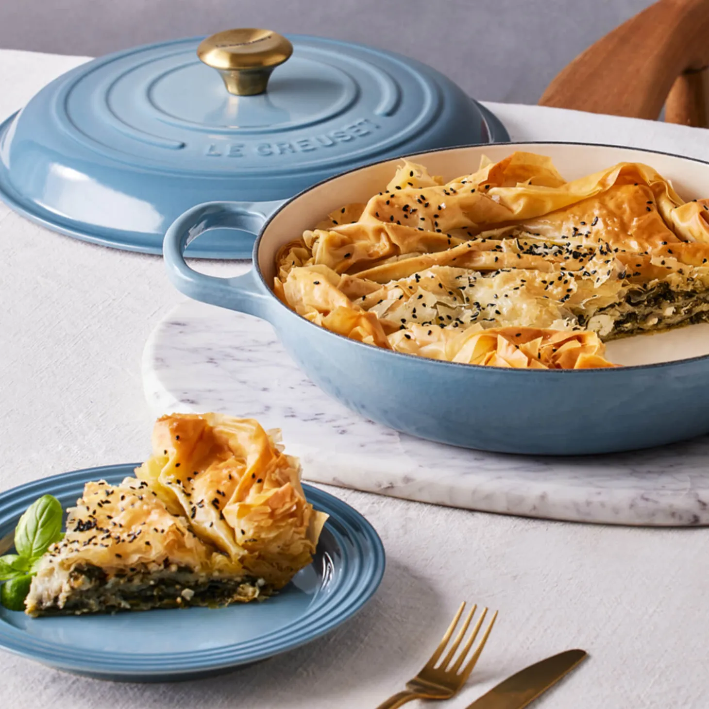 Le Creuset Signature Cast Iron 26cm Shallow Round Casserole - Chambray
