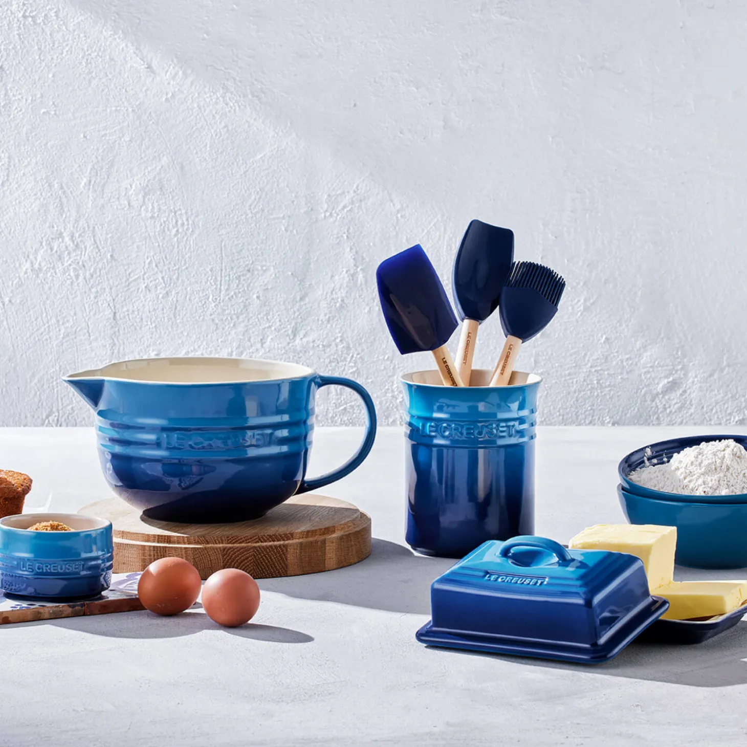 Le Creuset Stoneware 2 Litre Mixing Jug - Azure