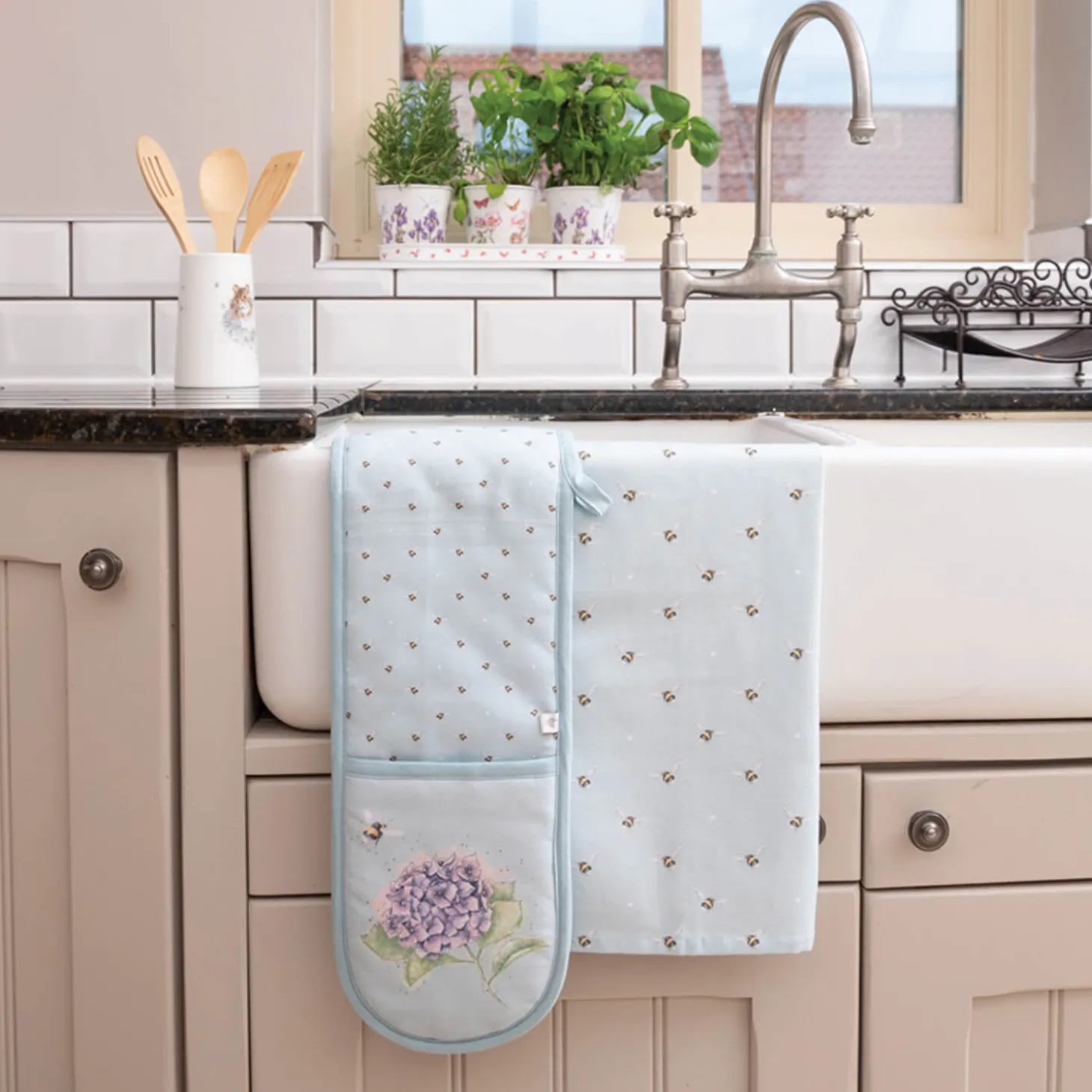 Wrendale Designs by Hannah Dale 100% Cotton Tea Towel - Busy Bee