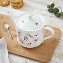 Wrendale Designs by Hannah Dale 2 Pint Teapot - Oops A Daisy