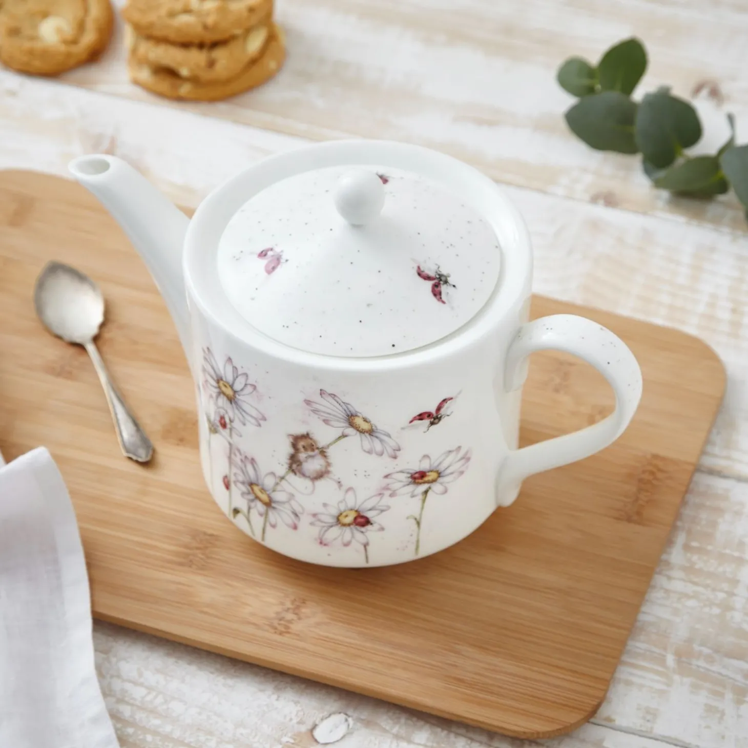 Wrendale Designs by Hannah Dale 2 Pint Teapot - Oops A Daisy