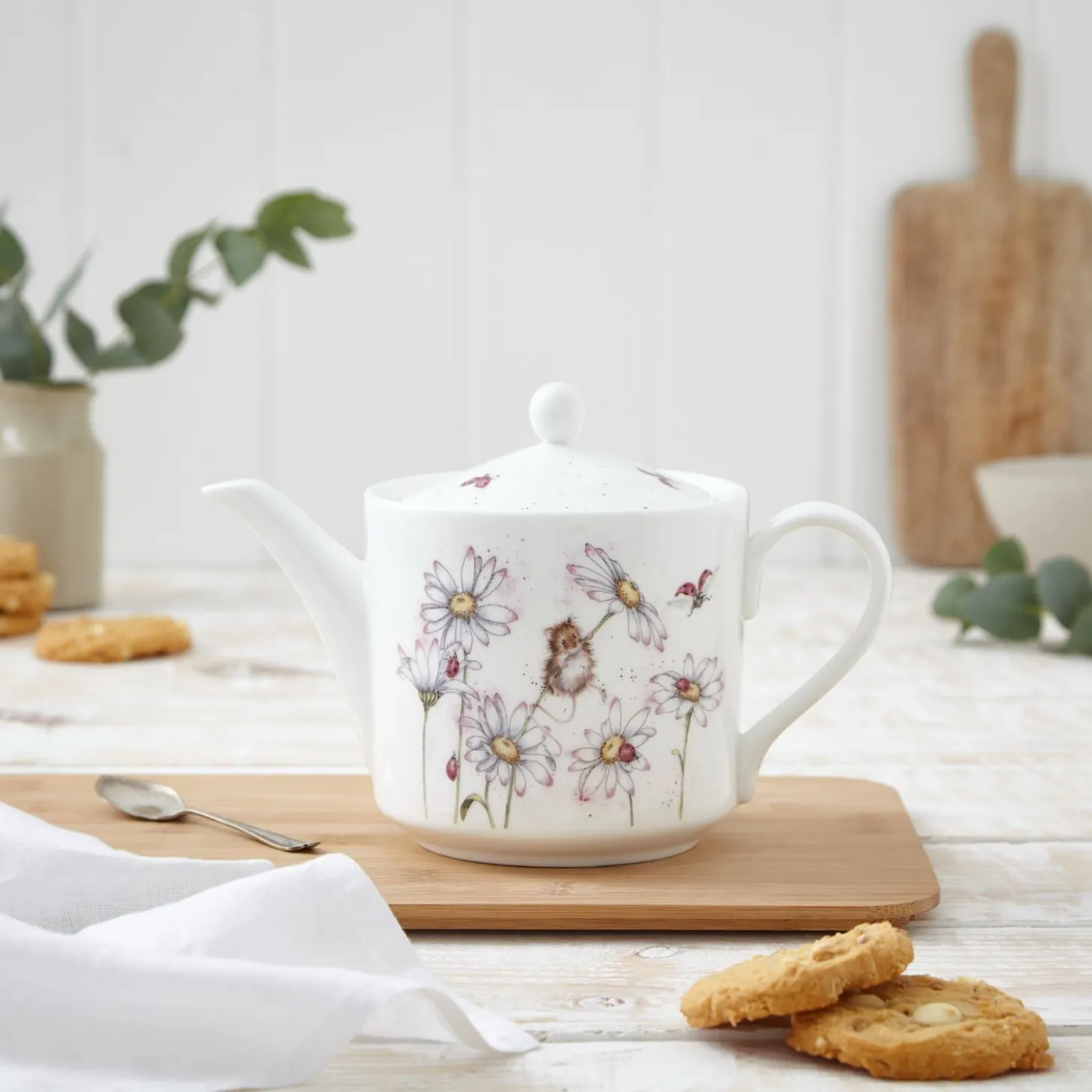 Wrendale Designs by Hannah Dale 2 Pint Teapot - Oops A Daisy